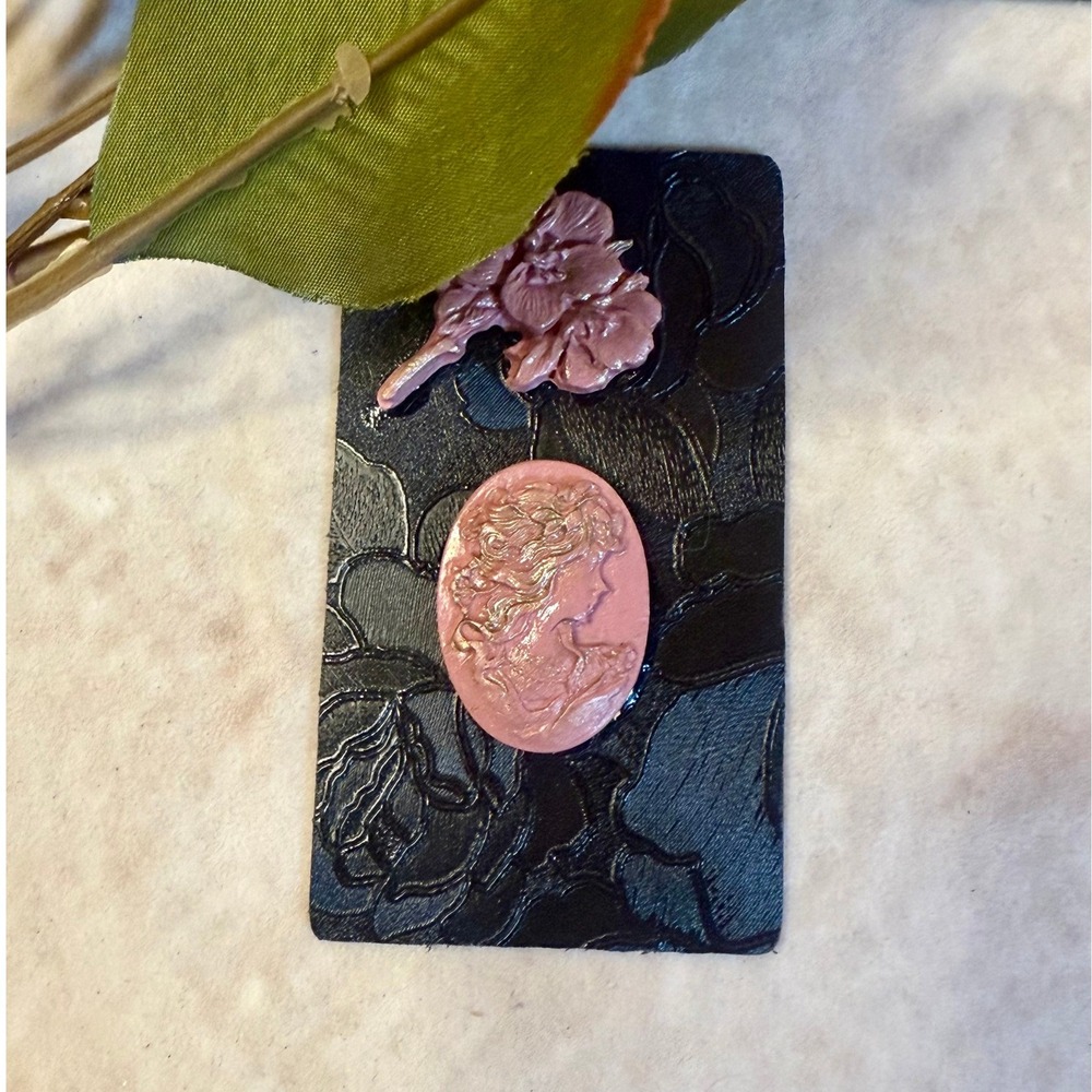 Handmade‎ Victorian Style Art Magnet